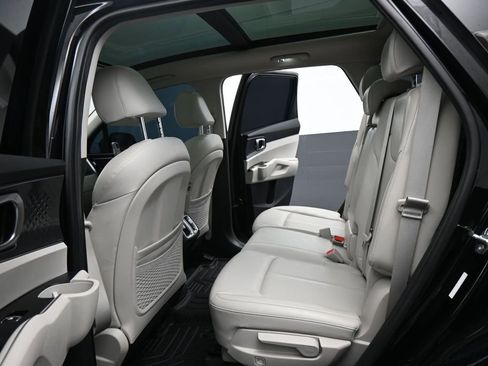 Used 2023 Kia Sorento S w/ Panoramic Sunroof Package FWD image 3