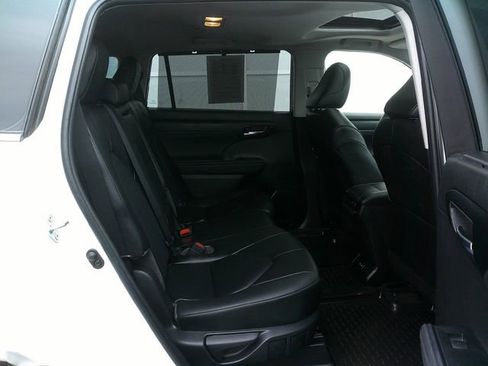 Used 2023 Toyota Highlander XLE image 32