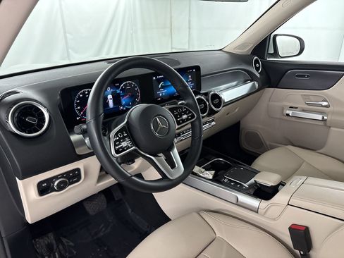 Used 2022 Mercedes-Benz GLB 250 image 4