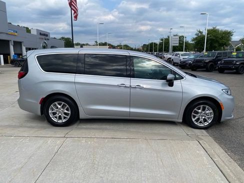 Used 2023 Chrysler Pacifica Touring-L FWD image 2