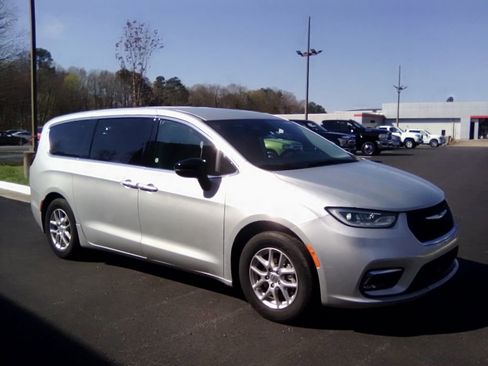 Used 2024 Chrysler Pacifica Touring-L image 1