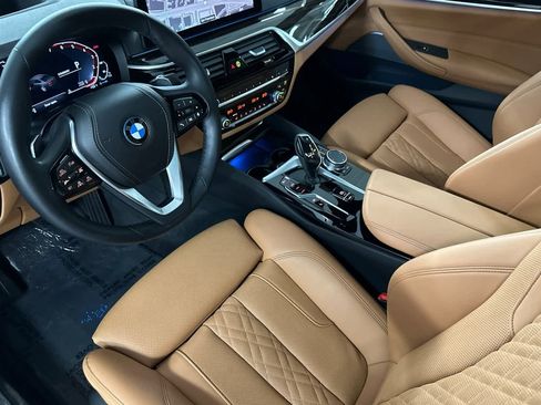 Used 2023 BMW 530e w/ Premium Package image 11