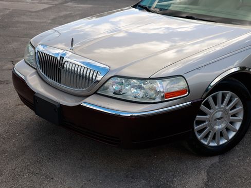 Used 2003 Lincoln Town Car Signature image 25