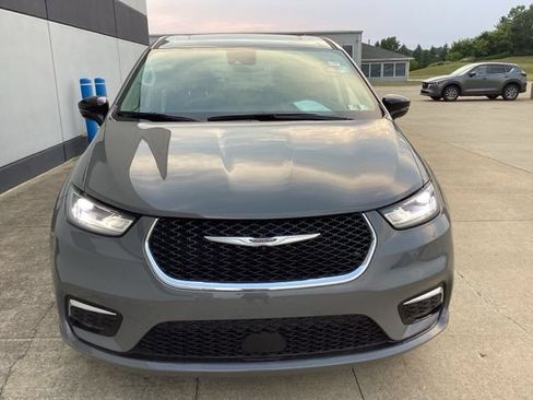 Used 2024 Chrysler Pacifica Limited FWD image 3