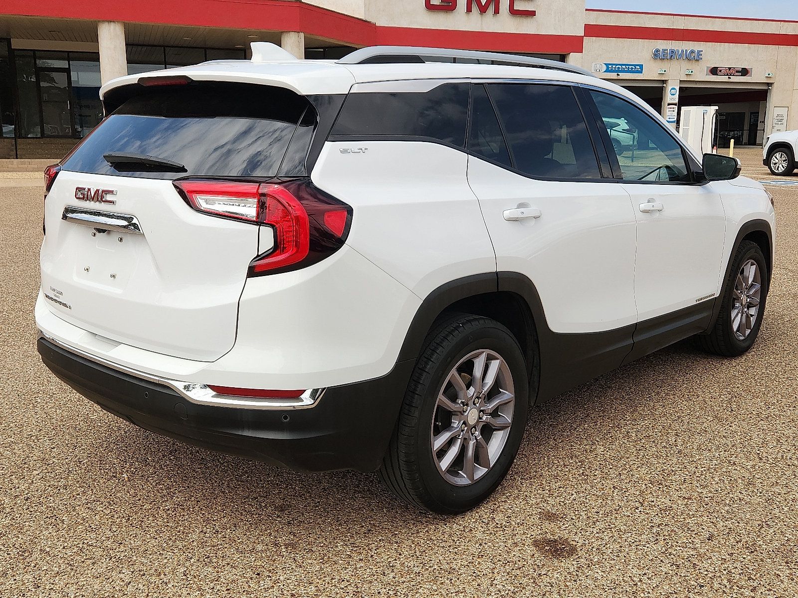 Used 2023 GMC Terrain SLT w/ Tech Package FWD image 4