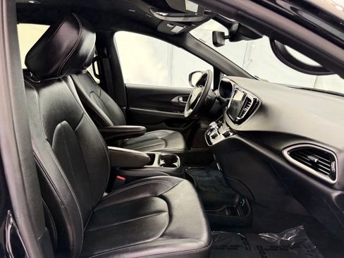 Used 2025 Chrysler Pacifica Select FWD image 22