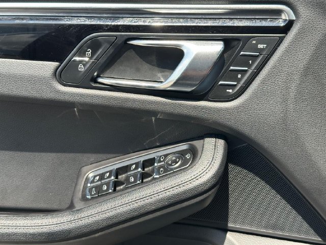 Used 2024 Porsche Macan AWD/4WD image 31