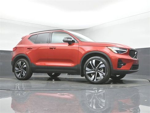 Used 2023 Volvo XC40 B5 Plus w/ Protection Package Premier image 35