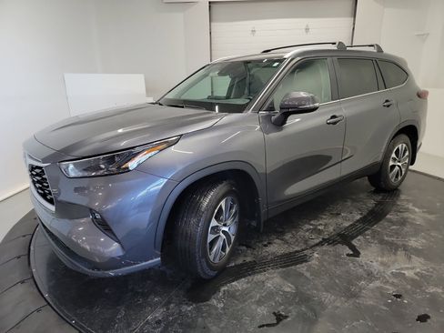 Used 2024 Toyota Highlander XLE image 3