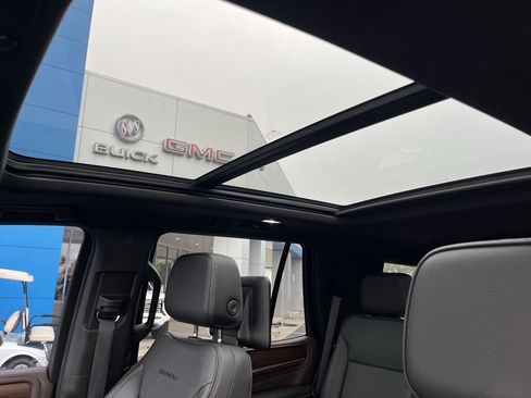 Used 2021 GMC Yukon Denali w/ Denali Premium Package image 8