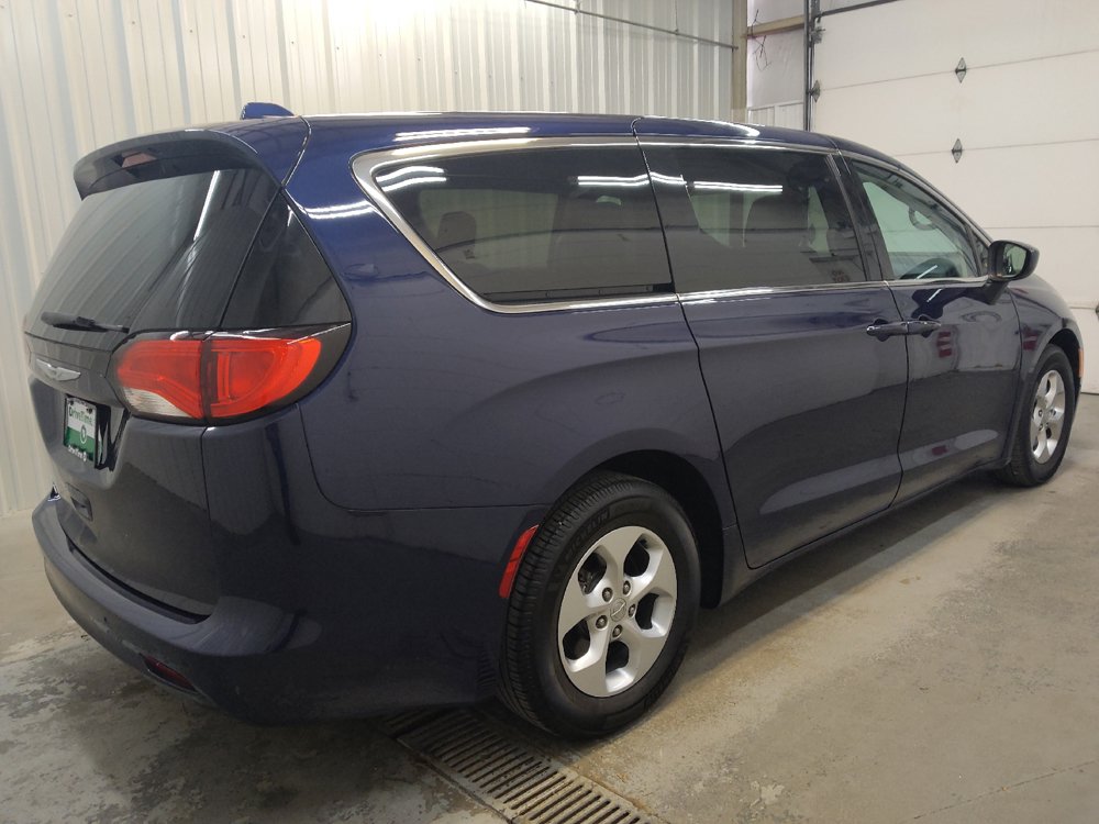 Used 2017 Chrysler Pacifica LX w/ Tire & Wheel Group FWD image 10