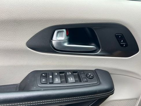 Used 2024 Chrysler Pacifica Touring-L image 30
