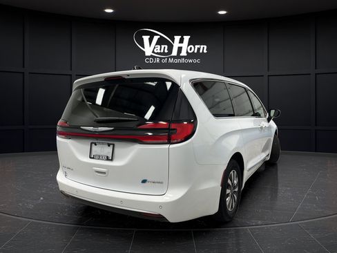 Used 2023 Chrysler Pacifica Limited w/ Uconnect Theater Family Group FWD image 7