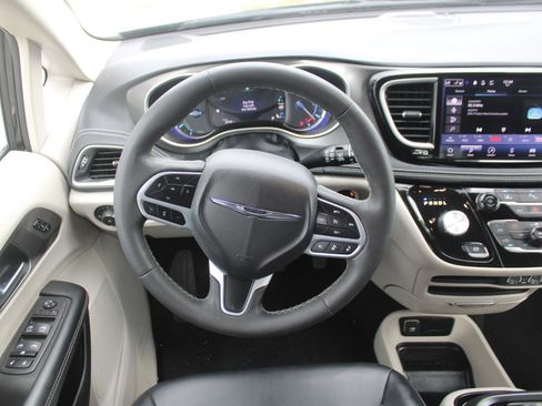 Used 2023 Chrysler Pacifica Touring-L image 17