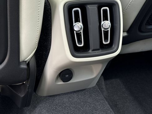 Certified 2024 Volvo XC40 B5 Plus AWD/4WD image 11