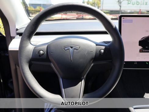 Used 2024 Tesla Model Y Long Range image 3