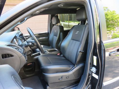 Used 2014 Chrysler Town & Country S FWD image 10