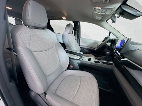 Used 2025 Toyota Sienna LE image 32