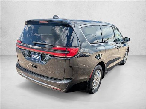 Used 2023 Chrysler Pacifica Touring-L FWD image 5