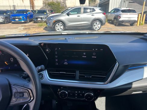 Used 2025 Chevrolet Trax LT image 18