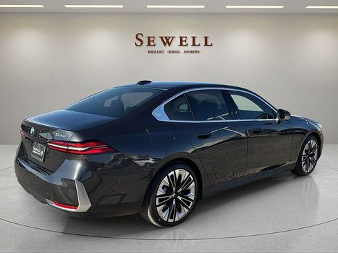 Certified 2025 BMW 530i xDrive w/ Premium Package AWD/4WD image 5