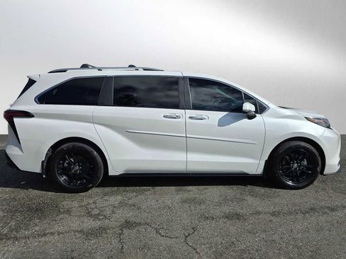 Used 2025 Toyota Sienna Platinum image 8