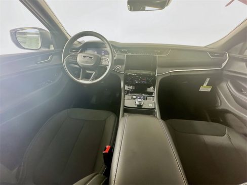 New 2025 Jeep Grand Cherokee L Laredo image 9