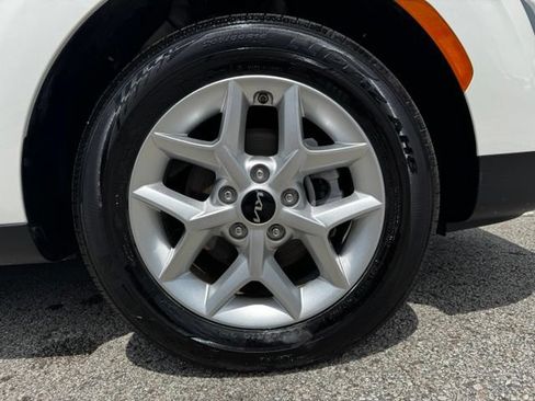 Used 2025 Kia Soul LX w/ LX Technology Package FWD image 9