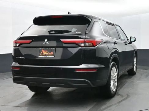 Used 2024 Mitsubishi Outlander ES image 8
