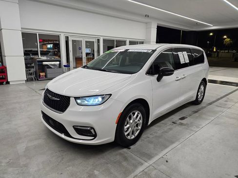 Used 2024 Chrysler Pacifica Touring-L image 2