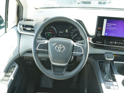 Used 2025 Toyota Sienna XLE image 15