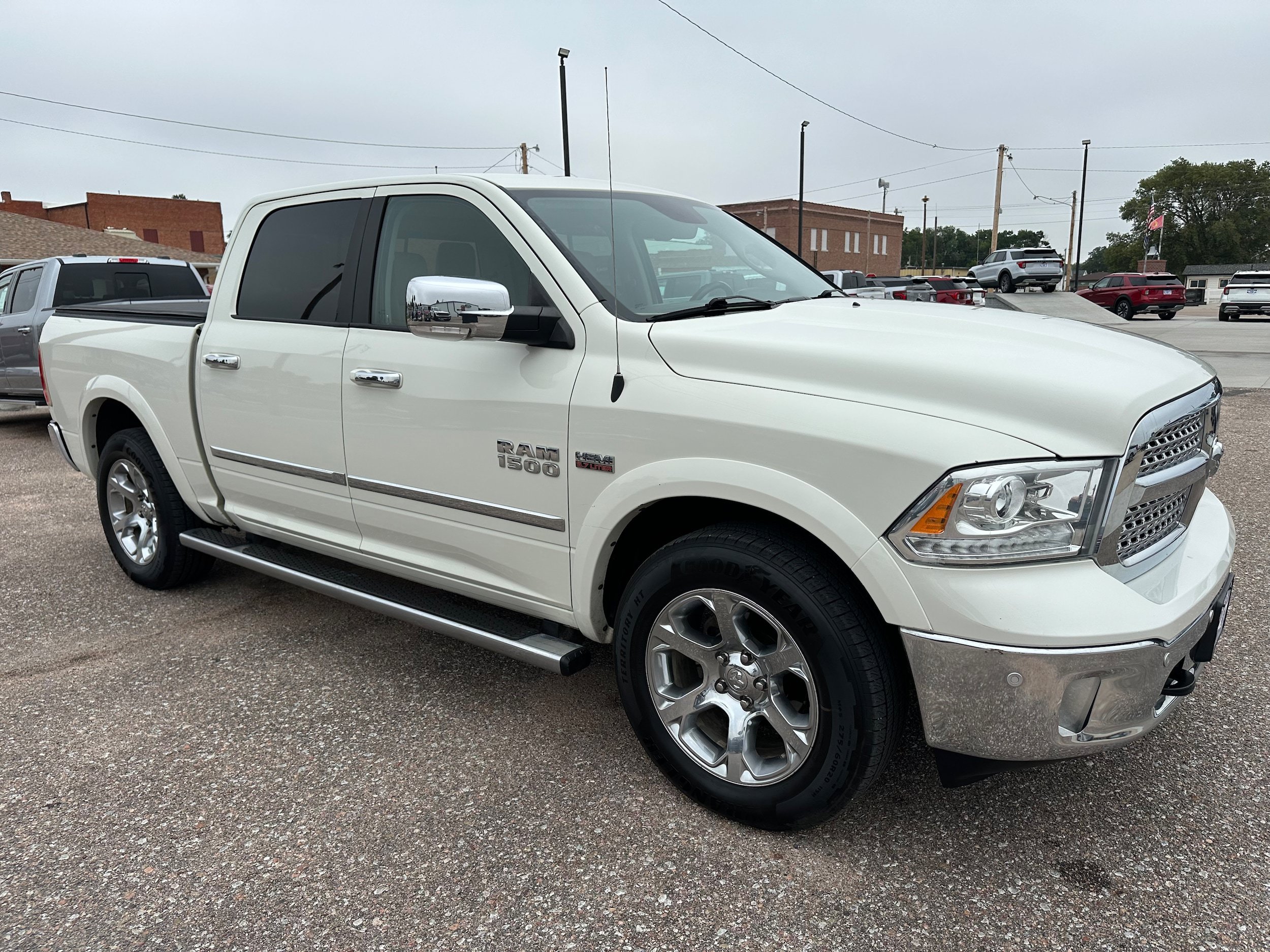 Used 2016 RAM 1500 Laramie w/ Convenience Group AWD/4WD image 8