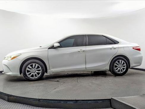 Used 2015 Toyota Camry LE image 3