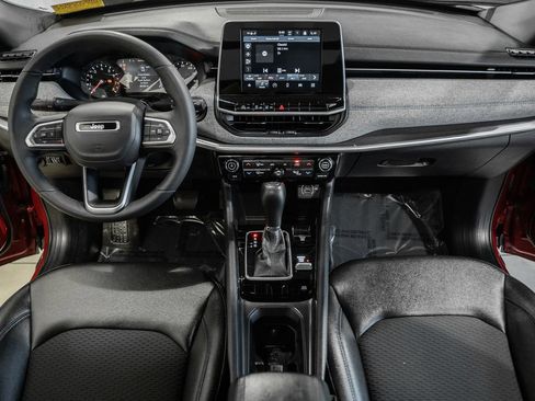 Certified 2025 Jeep Compass Latitude w/ Sun & Sound Group AWD/4WD image 25