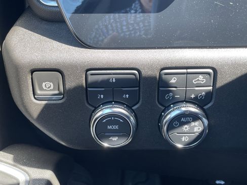 Used 2024 GMC Sierra 3500 SLE w/ SLE Convenience Package image 15