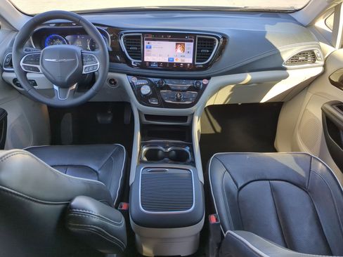 Used 2024 Chrysler Pacifica Limited image 29