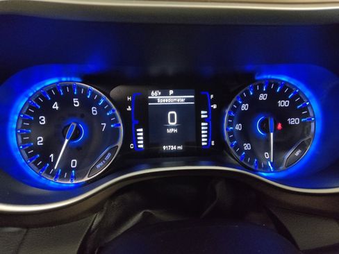 Used 2022 Chrysler Voyager LX image 23