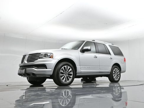 Used 2017 Lincoln Navigator Select RWD image 29