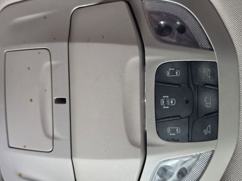 Used 2017 Chrysler Pacifica Touring-L FWD image 23