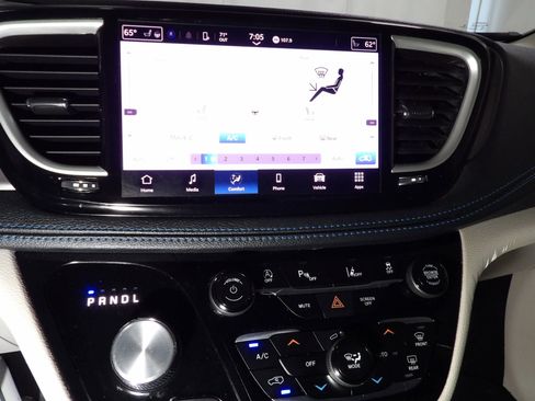 Used 2021 Chrysler Pacifica Touring-L FWD image 23