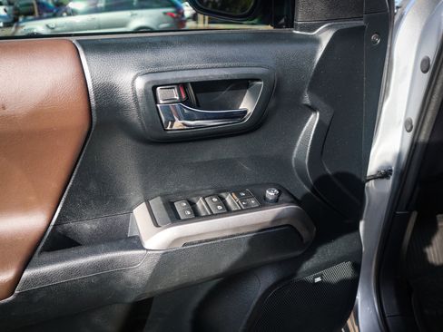 Used 2016 Toyota Tacoma Limited image 15