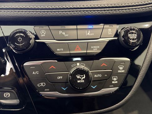 New 2026 Chrysler Pacifica Select image 16