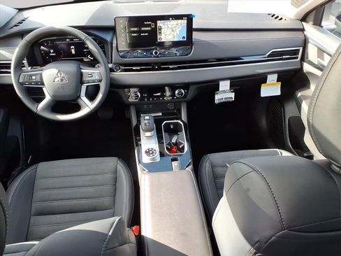 New 2025 Mitsubishi Outlander SE image 11