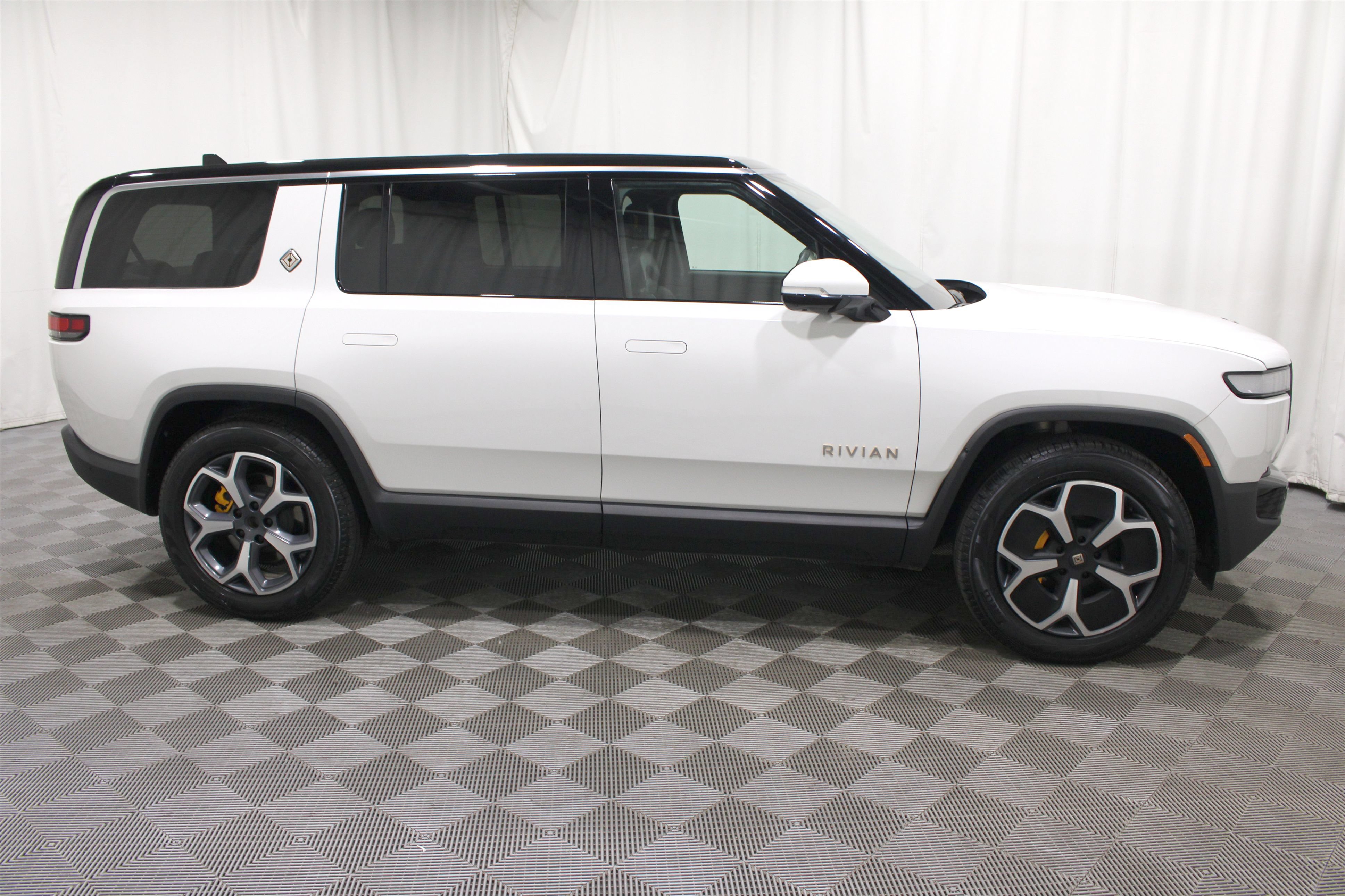 Used 2024 Rivian R1S Adventure Quad AWD/4WD image 28