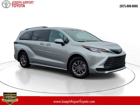 Used 2023 Toyota Sienna LE image 1