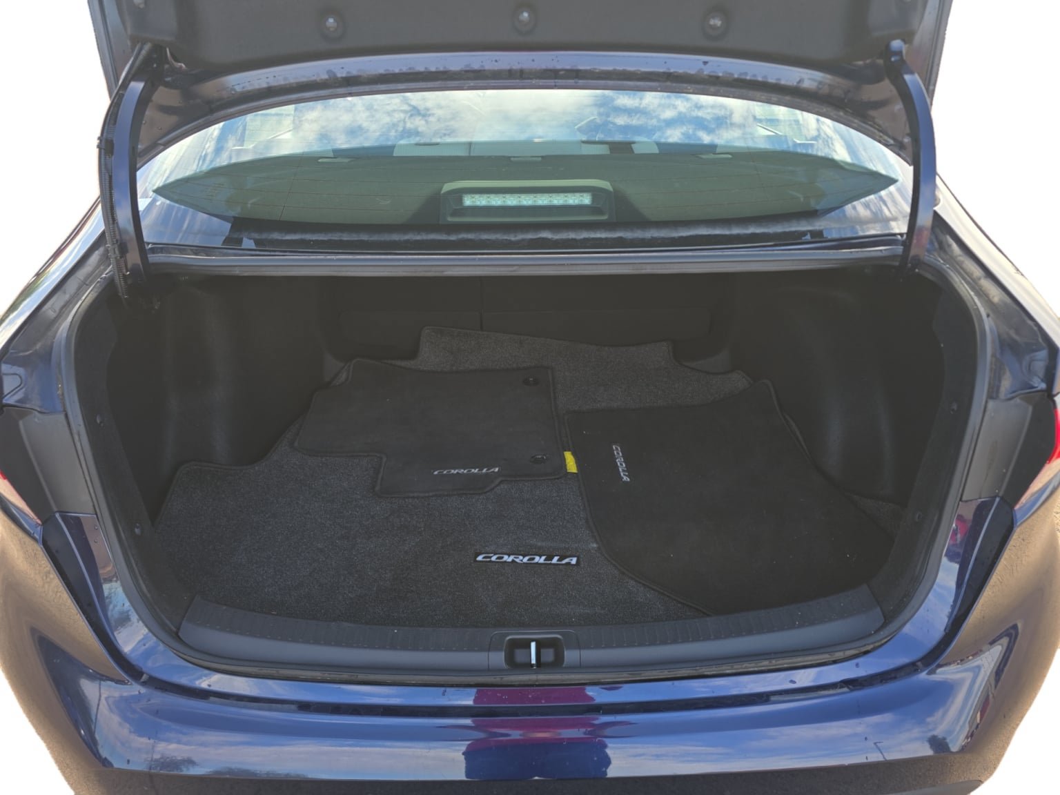 Used 2022 Toyota Corolla LE w/ Carpet Mat Package (TMS) FWD image 19