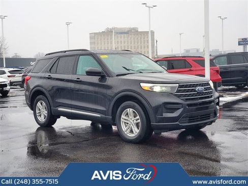 Used 2023 Ford Explorer XLT image 2