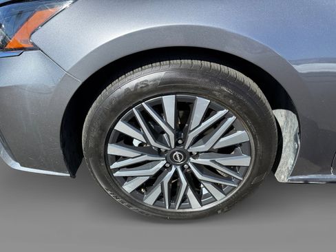 Used 2024 Nissan Altima 2.5 SV image 9