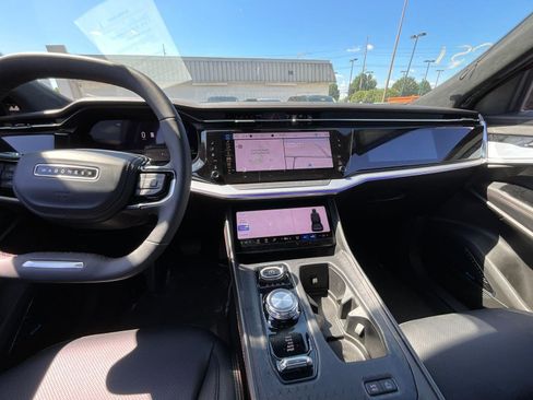 Used 2024 Jeep Wagoneer Launch Edition AWD/4WD image 9