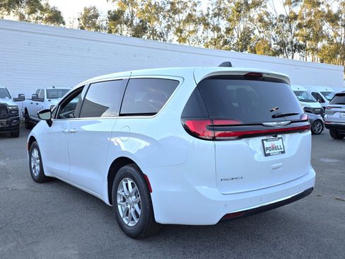 New 2026 Chrysler Pacifica Select image 3